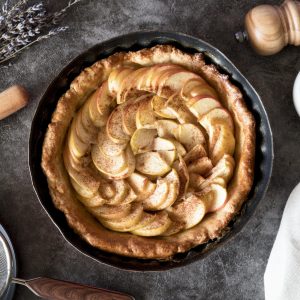 tarta-de-manzana-vista-superior-en-bandeja